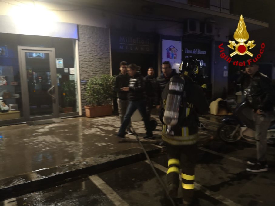 CATANIA: INCENDIO IN UN NEGOZIO DI VIALE IONIO, VIGILI DEL FUOCO SUL POSTO