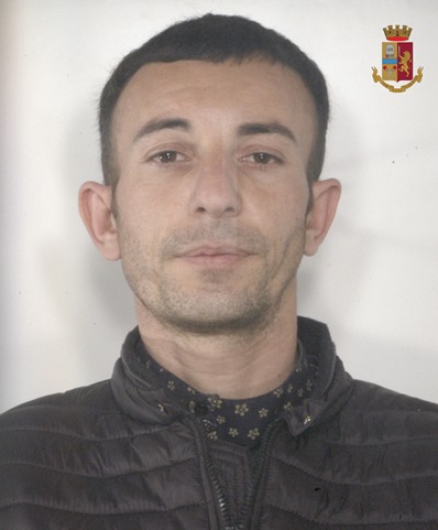 ADRANO, NON SI FERMA ALL’ALT E GETTA LA DROGA DAL FINESTRINO: ARRESTATO