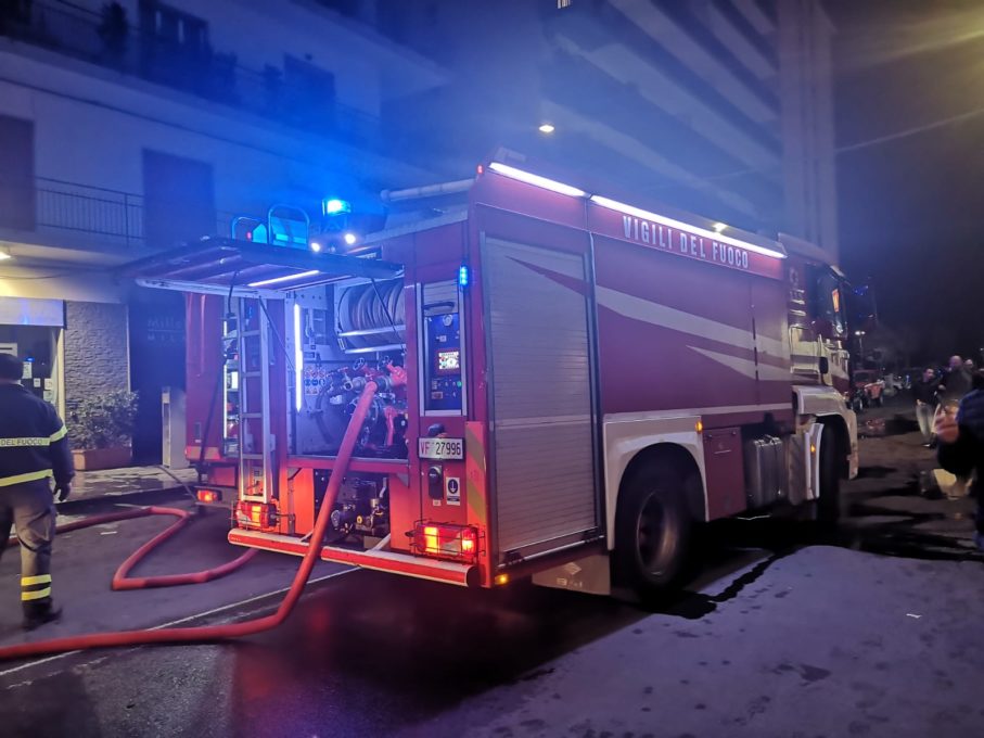 CATANIA: INCENDIO IN UN NEGOZIO DI VIALE IONIO, VIGILI DEL FUOCO SUL POSTO