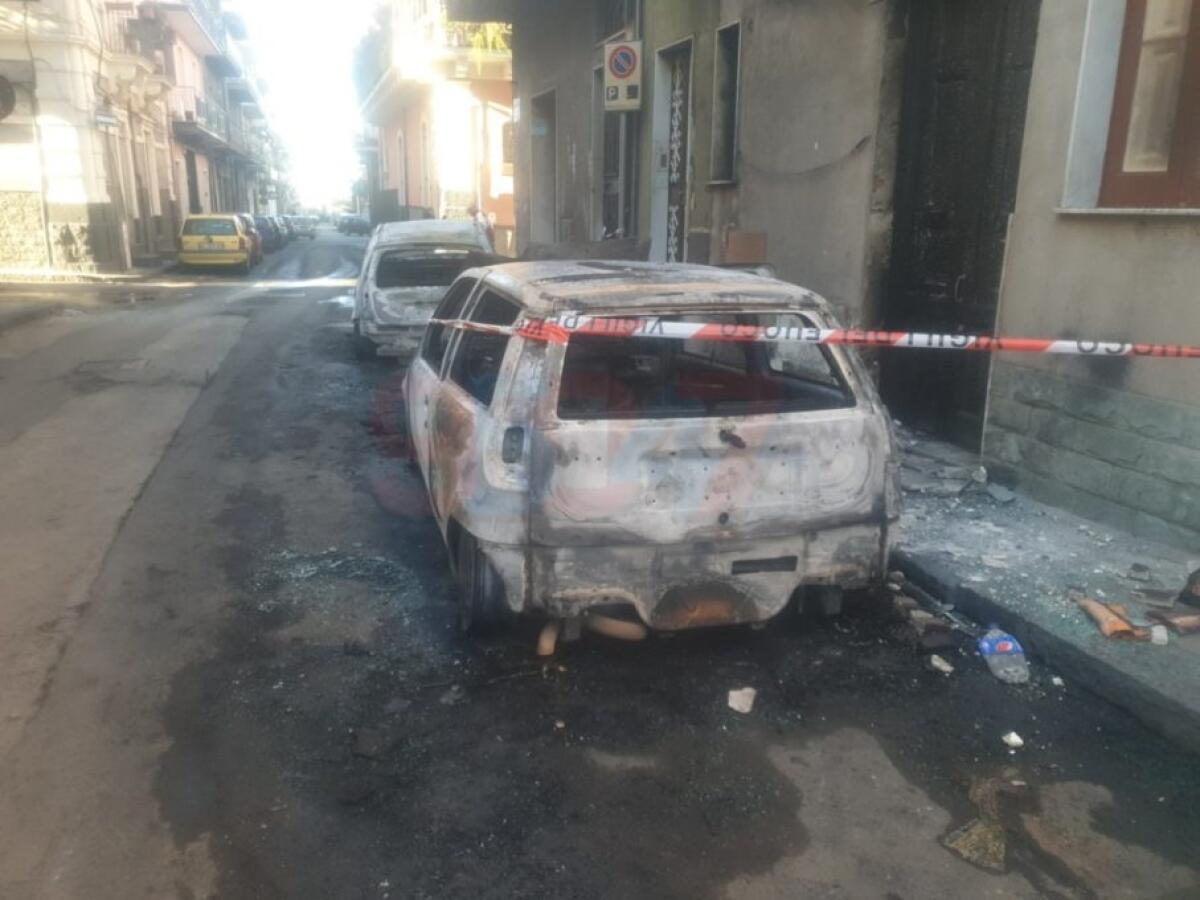 PATERNO': DUE AUTO IN FIAMME NELLA NOTTE, DENUNCIATO L'AUTORE DEL GESTO - 