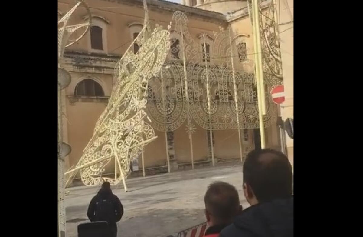 A COMISO LUMINARIE DIVELTE DAL FORTE VENTO - VIDEO - 