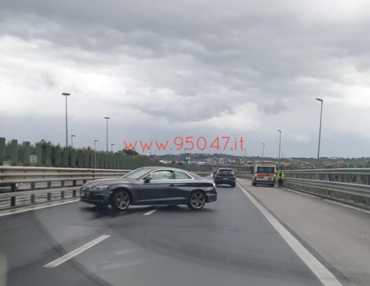 INCIDENTE SULLA SS121 AUTO SBANDA E FINISCE IN MEZZO ALLA CARREGGIATA - 