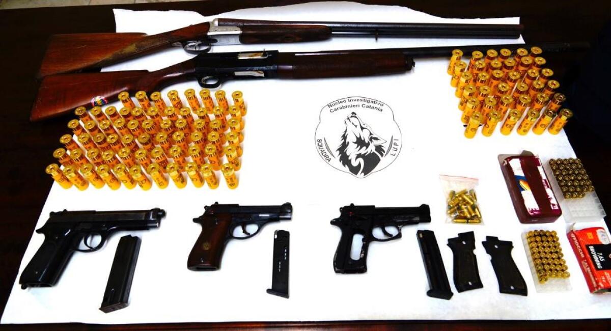 CATANIA. BLITZ DEI CARABINIERI NEL QUARTIERE LIBRINO,  I “LUPI” SCOVANO DELLE ARMI IN UN SOTTOTETTO - 