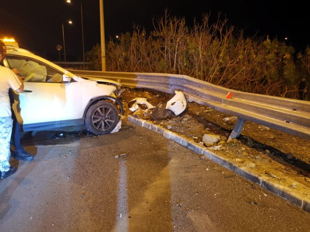 AUTO “TIRA DRITTO” ED ESCE DI STRADA ALLA ROTONDA, SULLA SS417 - 