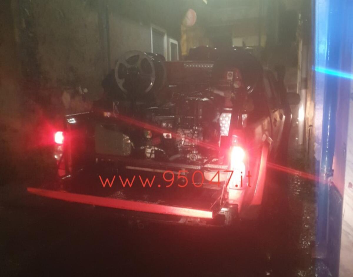 PATERNÒ: FIAMME ALL’INTERNO DI UN GARAGE, INTERVENTO DEI VIGILI DEL FUOCO - 