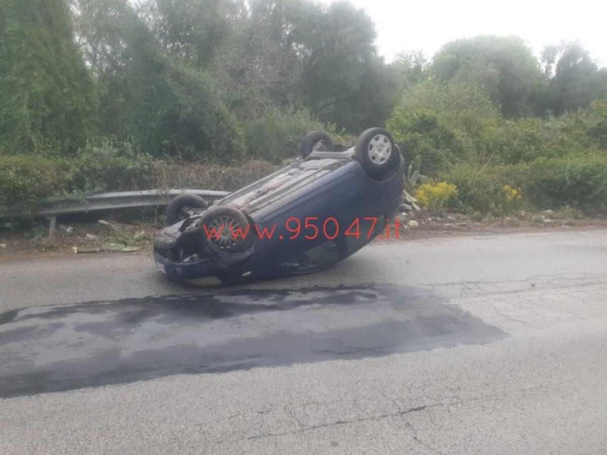 PATERNO’: AUTO SI RIBALTA IN  VIA MONGIBELLO, UN FERITO - 