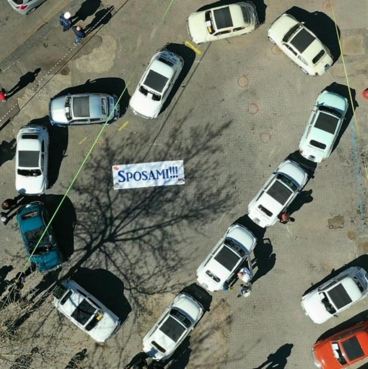 PATERNO': UN CUORE DI FIAT 500 PER LA PROPOSTA DI MATRIMONIO - 