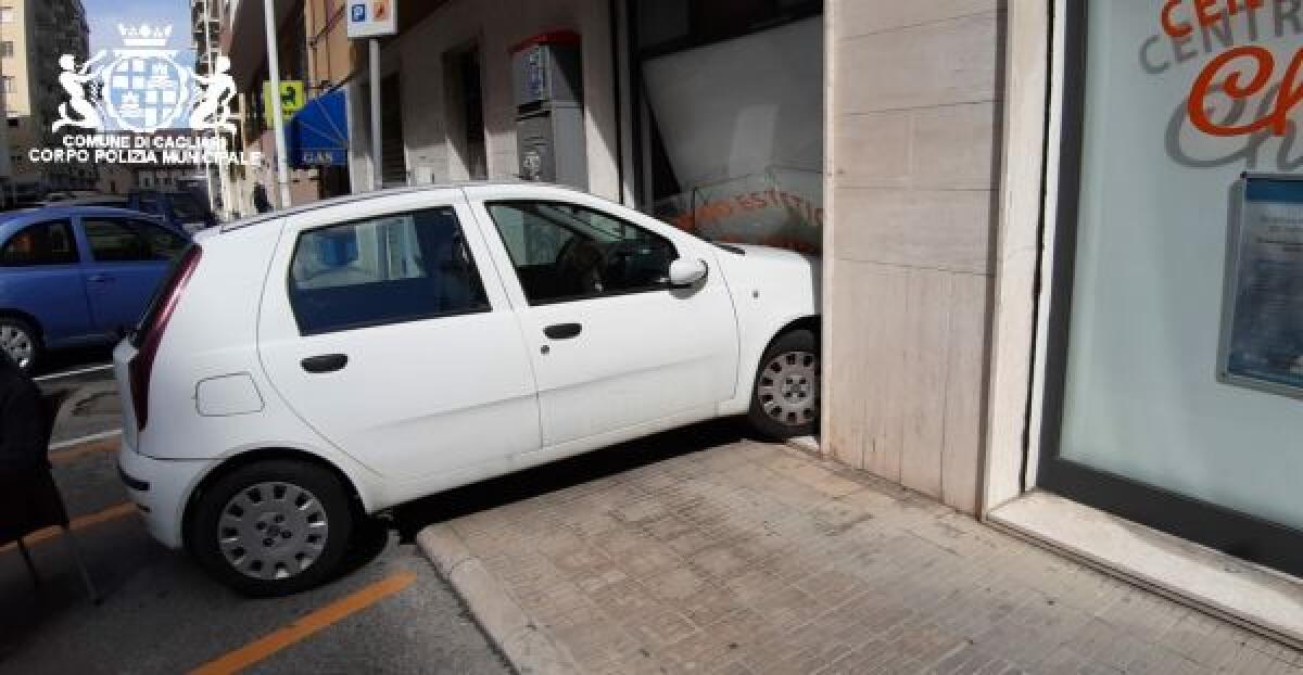 CAGLIARI: SUORA PERDE IL CONTROLLO DELLA PUNTO, L’AUTO FINISCE IN UN CENTRO ESTETICO - 