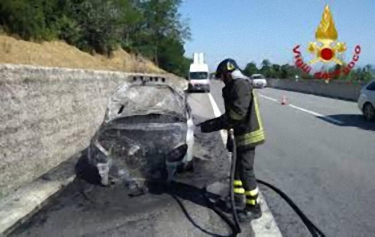 A18 MESSINA-CATANIA, AUTO PRENDE FUOCO. LUNGHE CODE - 