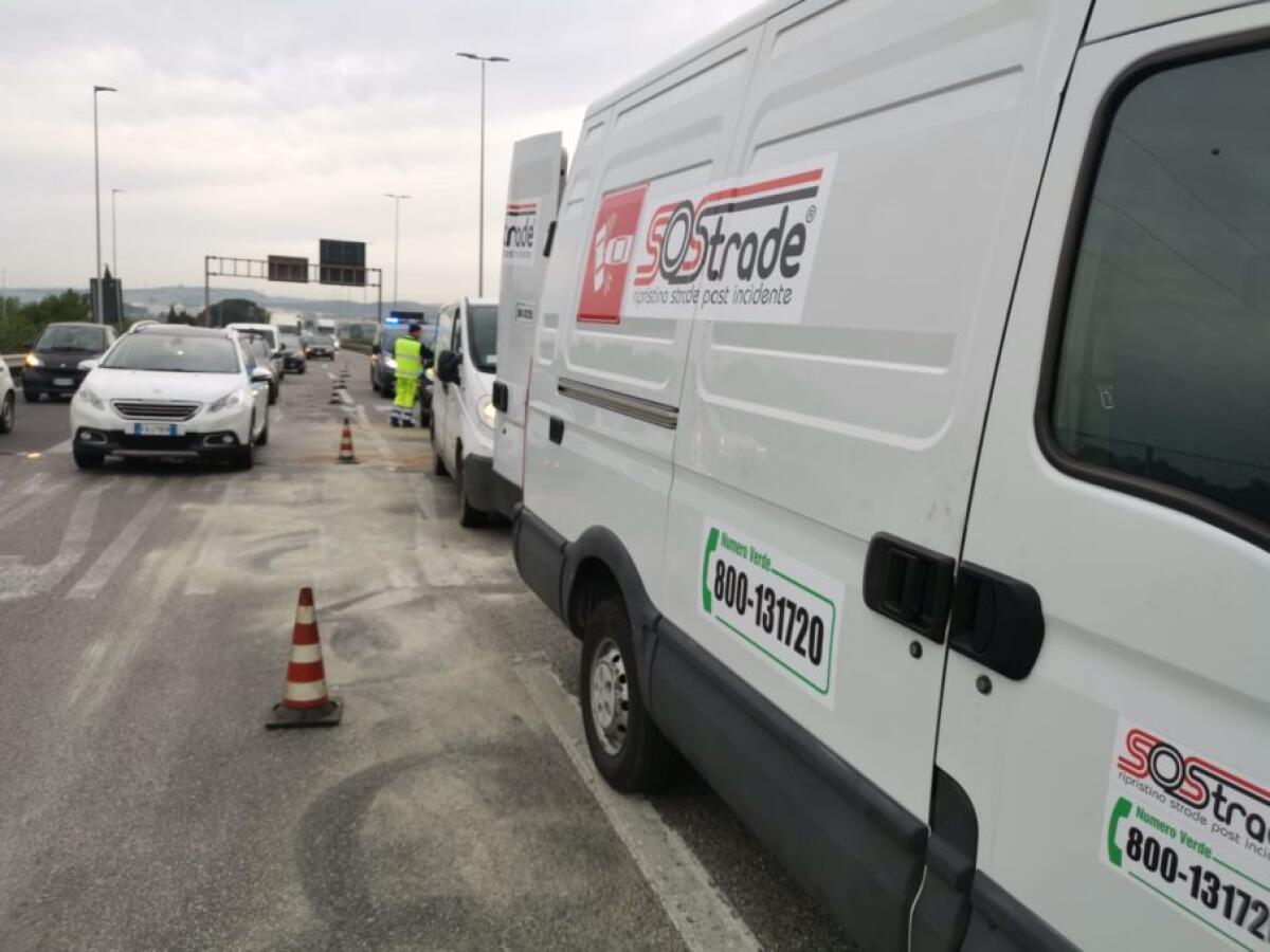 INCIDENTE SULLA TANGENZIALE LUNGHISSIME CODE - 