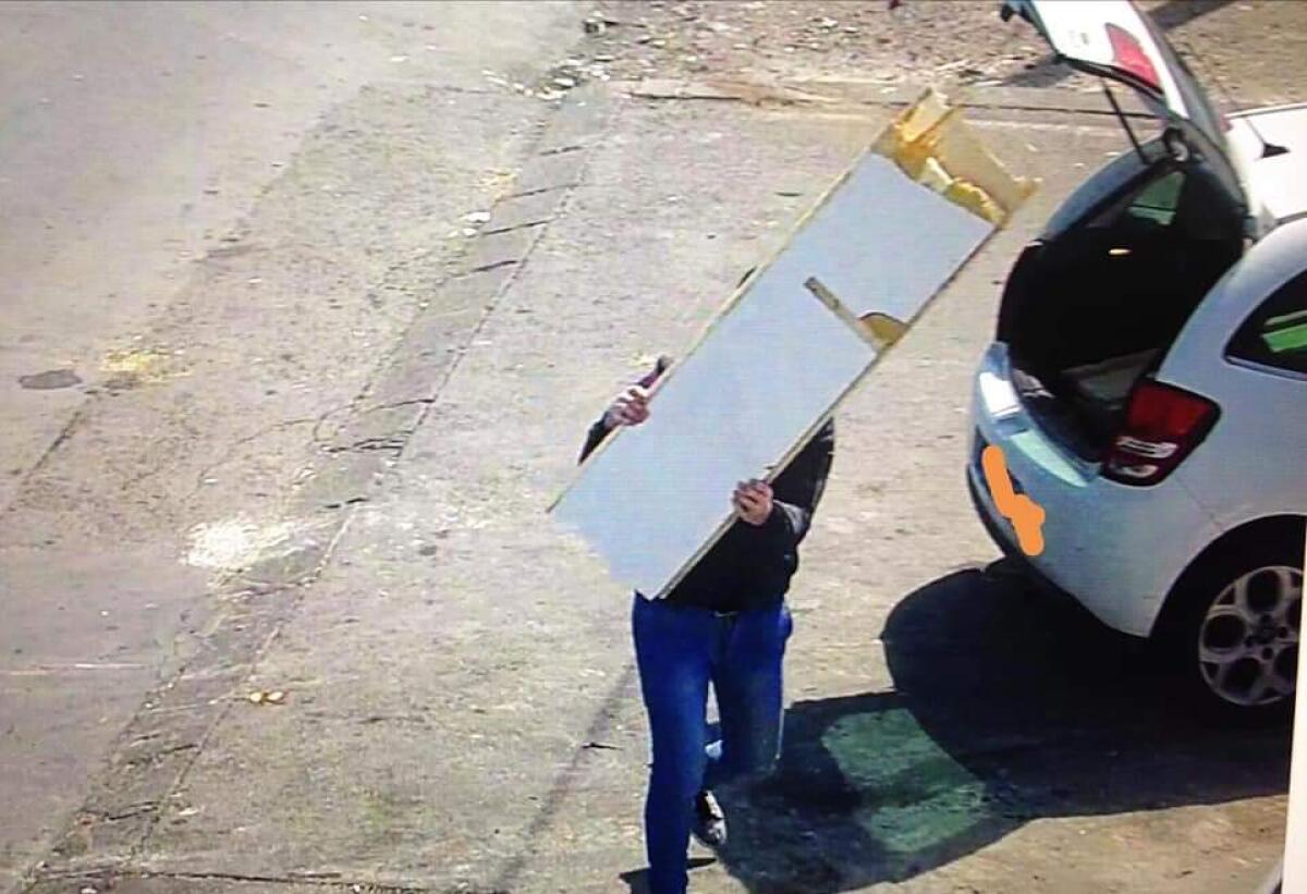 PATERNO': GLI ZOZZONI ALL'ISOLA ECOLOGICA - 