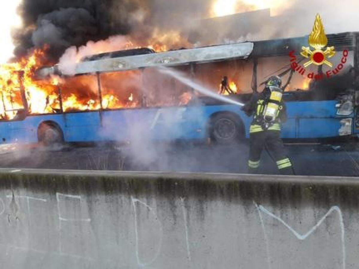 PIANO TAVOLA, UN AUTOBUS DELLA FCE PRENDE FUOCO A BORDO SOLO IL CONDUCENTE - 