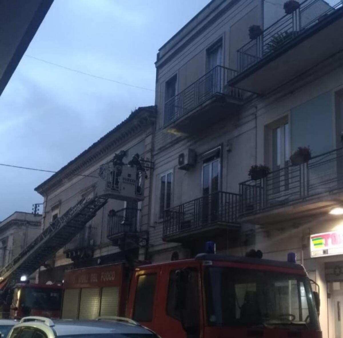 PATERNÒ: VIA VITTORIO EMANUELE, CADUTA CALCINACCI VIGILI DEL FUOCO IN AZIONE - 