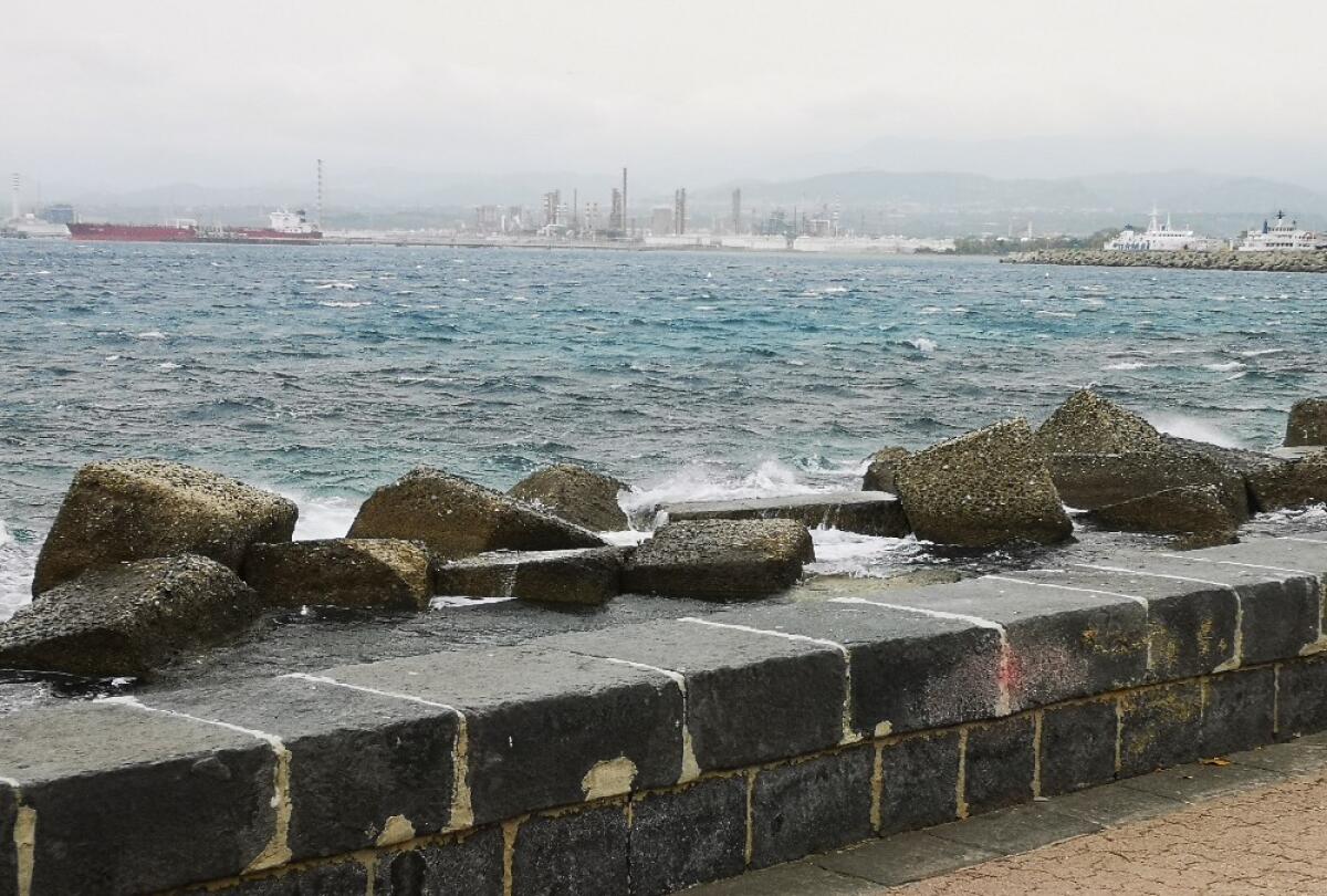 FORTE VENTO E MARE MOSSO, EOLIE ISOLATE - 