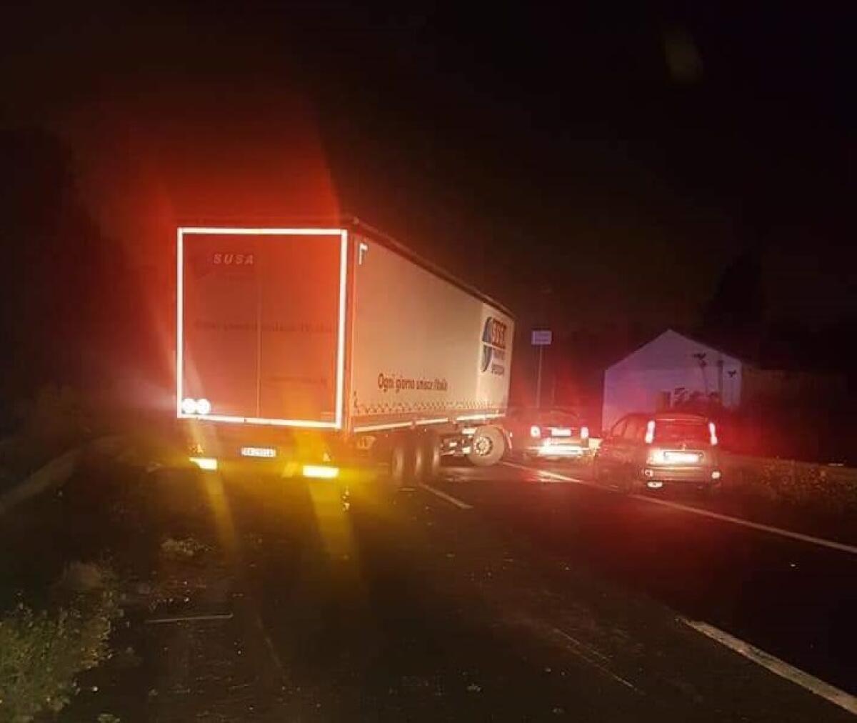 A18, TIR SBANDA E SI METTE DI TRAVERSO TRA GIARRE E ACIREALE, TRAFFICO IN TILT - 