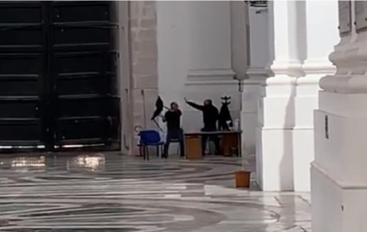 CATANIA, COLPI DI SEDIA E PUGNI IN CHIESA SOTTO GLI OCCHI DEI TURISTI: IL VIDEO DELLA LITE - 