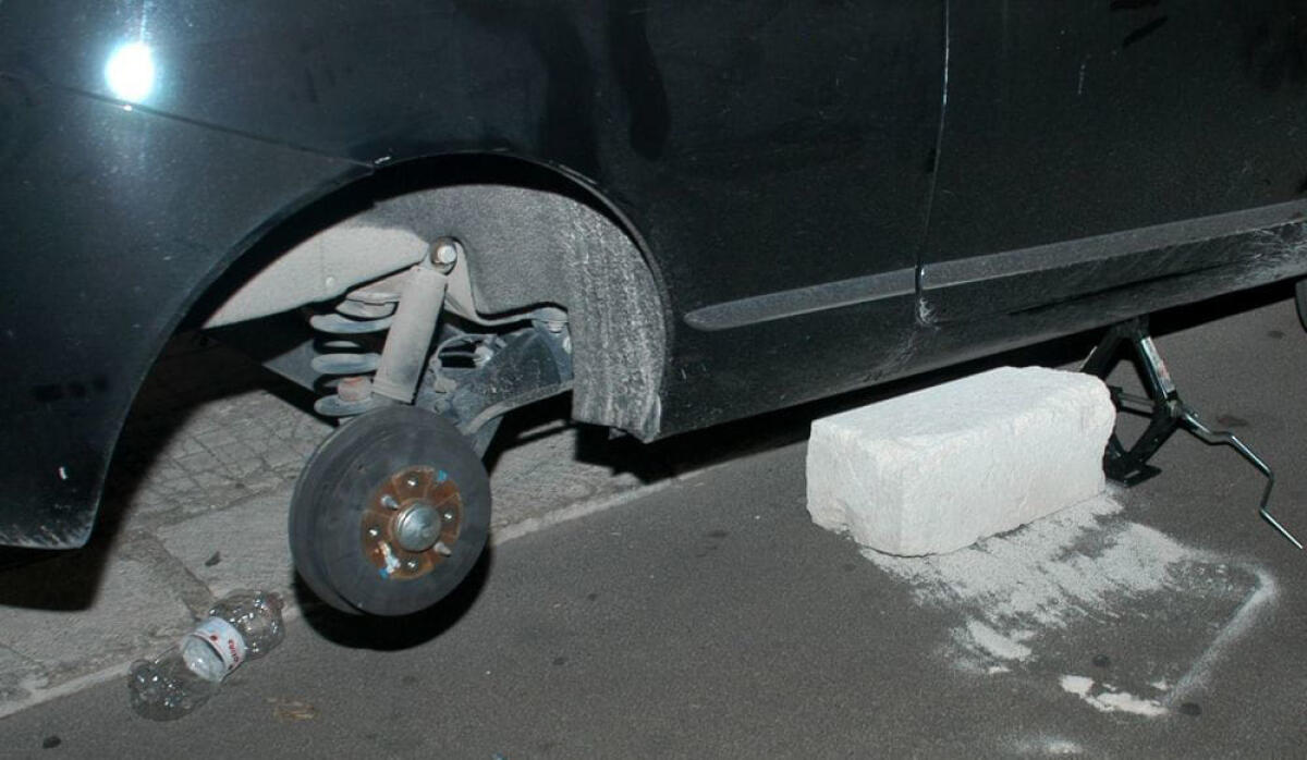 CATANIA, TENTANO DI RUBARE LE RUOTE DI UN'AUTO: DUE ARRESTI E UNA DENUNCIA - 