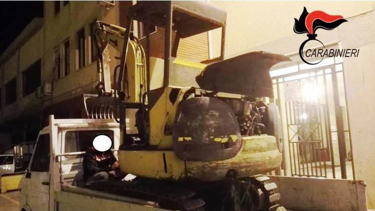 PATERNÒ: SORPRESO CON A BORDO L’ESCAVATORE RUBATO, ARRESTATO - 
