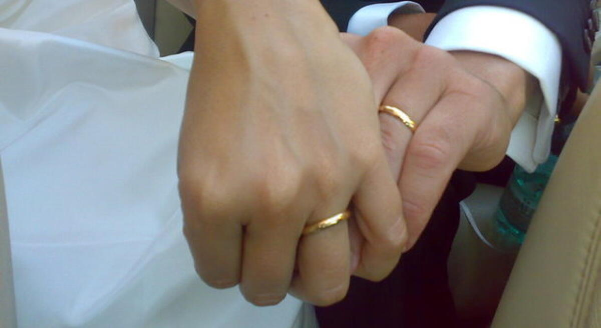 SPOSO SPARISCE DALLA SUA FESTA DI MATRIMONIO: VIENE BECCATO AL BAGNO A FARE SESSO CON UN AMICO - 