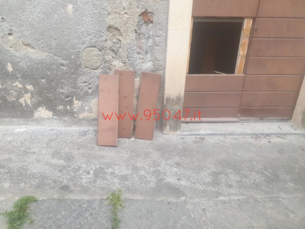 PATERNÒ: FURTO CON SCASSO ALLA BIBLIOTECA, PRESE DI MIRA LE MACCHINETTE - 