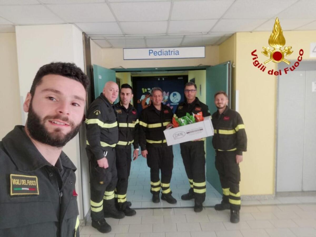 CATANIA: I VIGILI DEL FUOCO PORTANO LE UOVA PASQUALI AI BAMBINI RICOVERATI - 