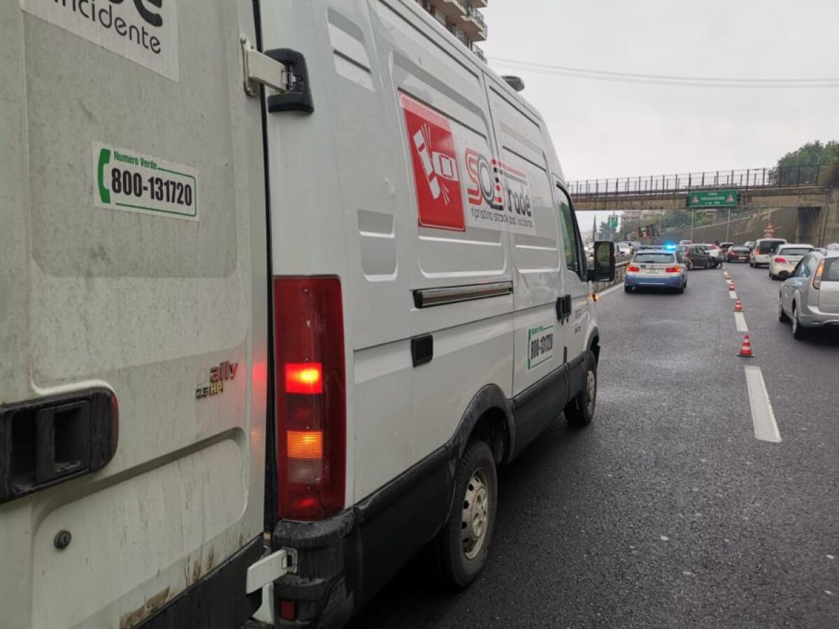 CATANIA: INCIDENTE SUL VIALE MEDITERRANEO, LUNGHE CODE - FOTO - 