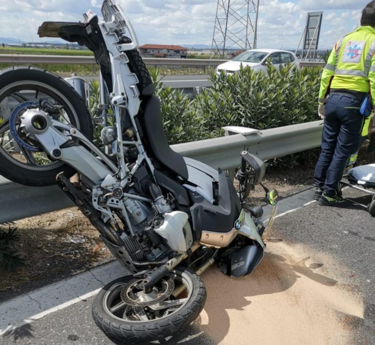 INCIDENTE SULLA TANGENZIALE, SCONTRO TRA AUTO E MOTO: UN FERITO GRAVE - 