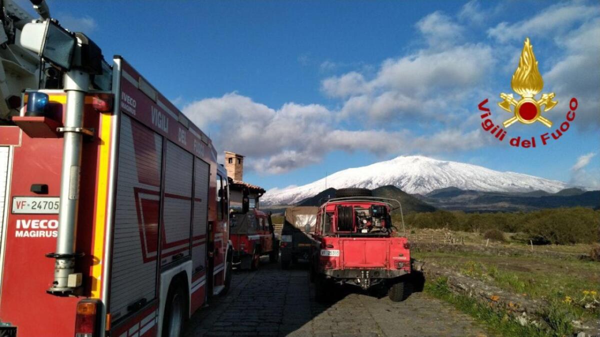 TURISTI TEDESCHI DISPERSI SULL'ETNA, SALVATI DAI VIGILI DEL FUOCO - 