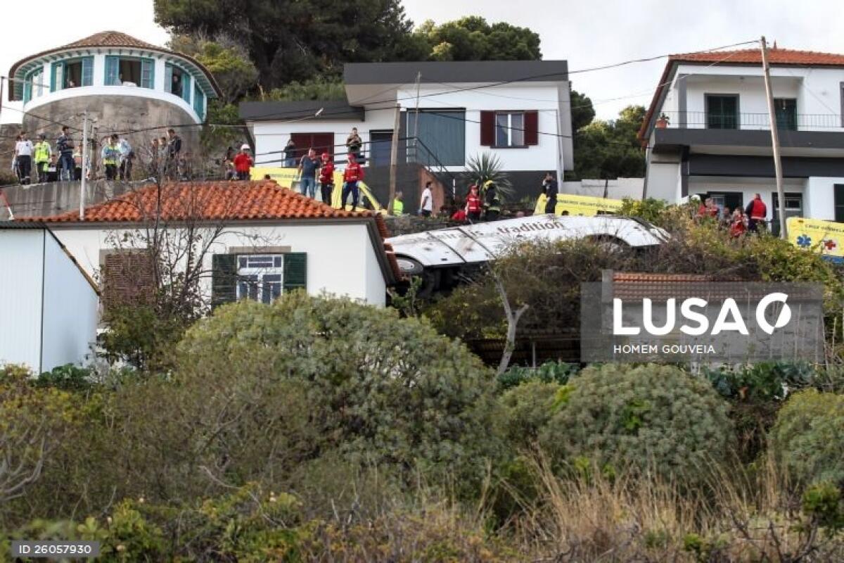PORTOGALLO, SI RIBALTA BUS TURISTICO A MADEIRA CON 57 PASSEGGERI: “ALMENO 28 MORTI" - 