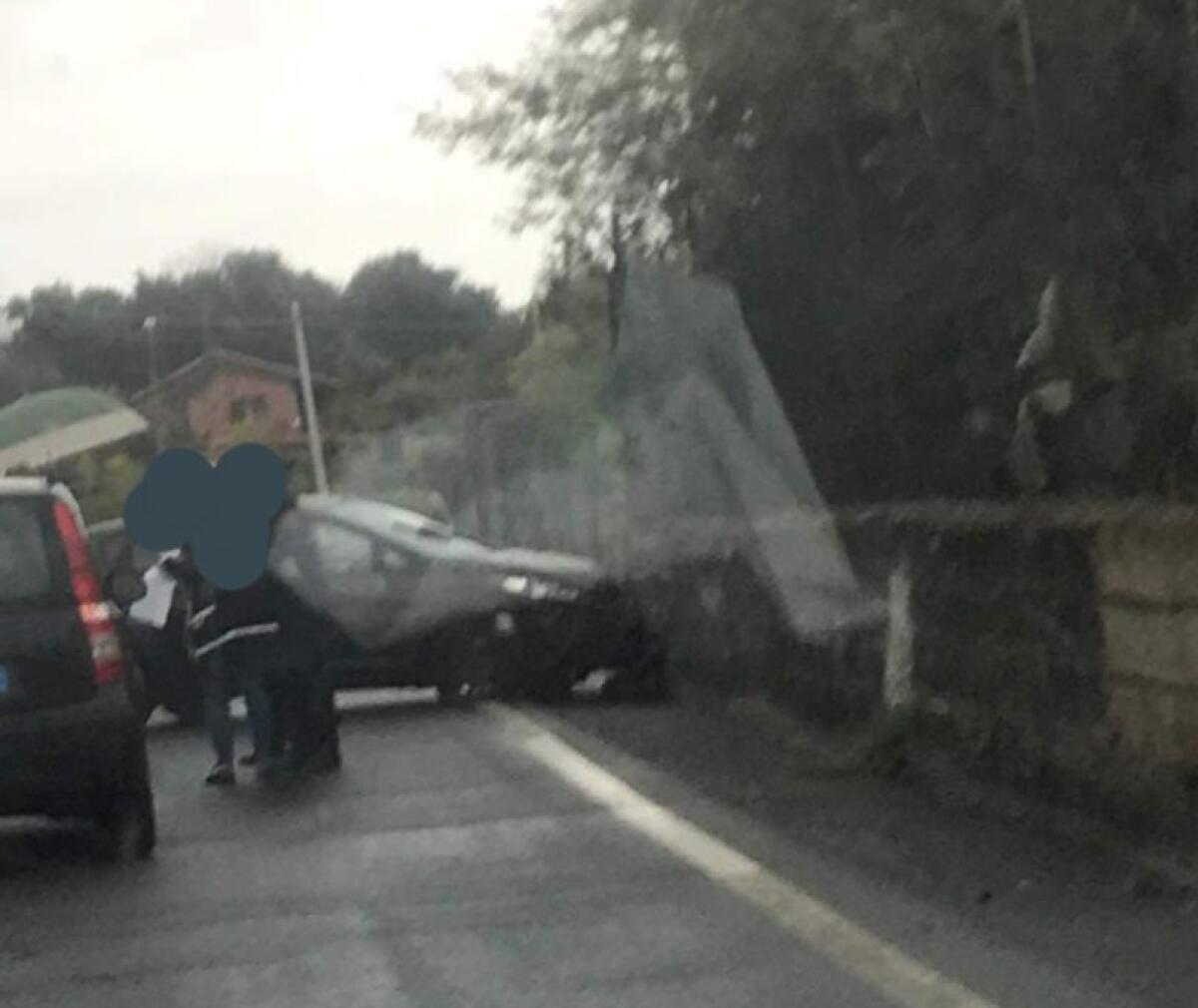 RAGALNA: INCIDENTE, AUTO CONTRO MURO - 