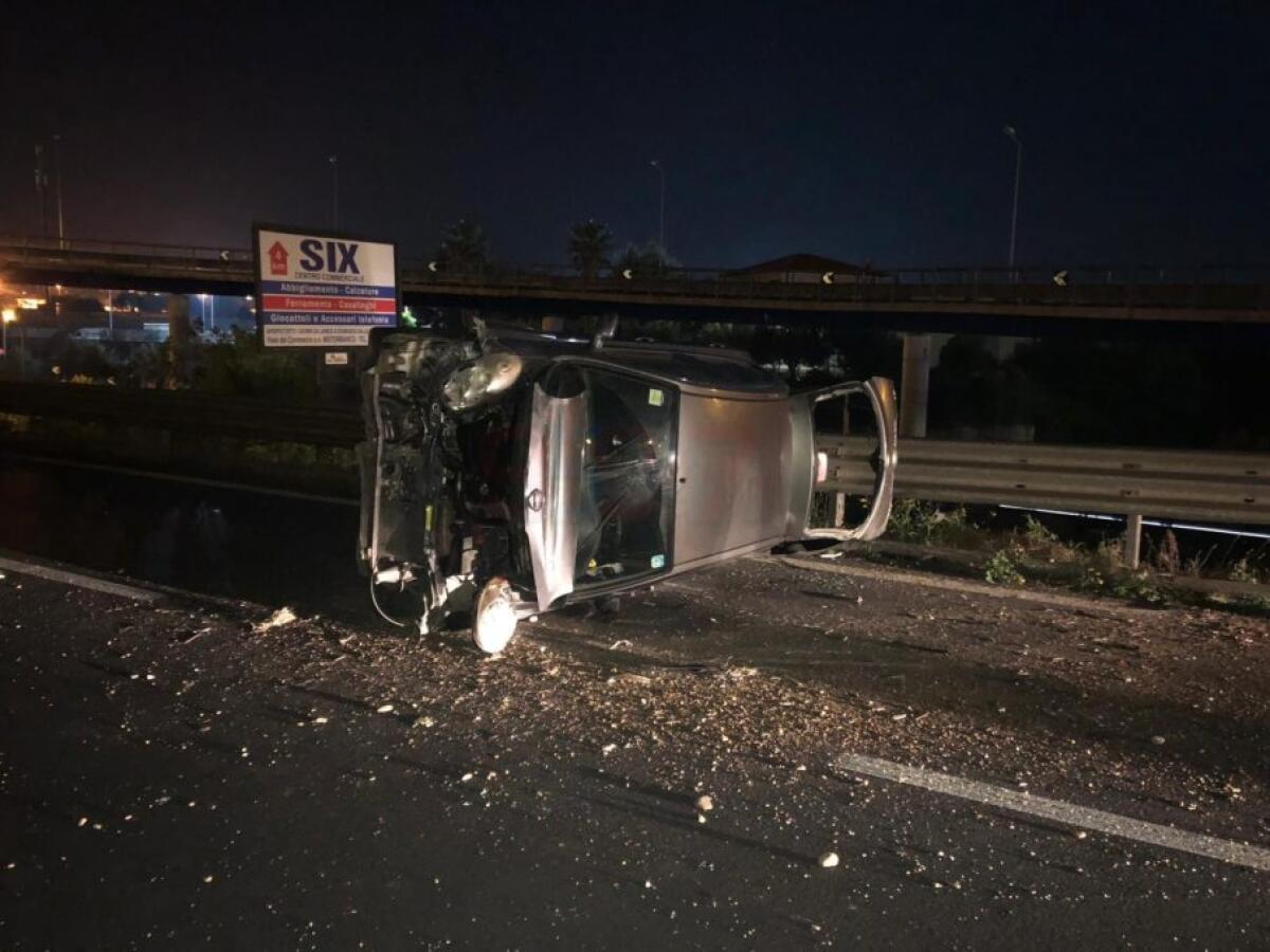 INCIDENTE NELLA NOTTE SULLA SS121, PERDE IL CONTROLLO DELL'AUTO E SI RIBALTA - 