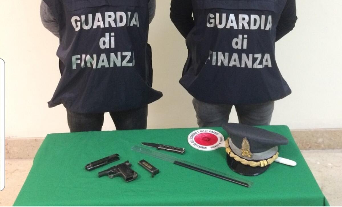 SBARCA AL PORTO ETNEO CON UNA PISTOLA NASCOSTA SOTTO LA SELLA DELLA MOTO. ARRESTATO UN UOMO DI ADRANO. - 