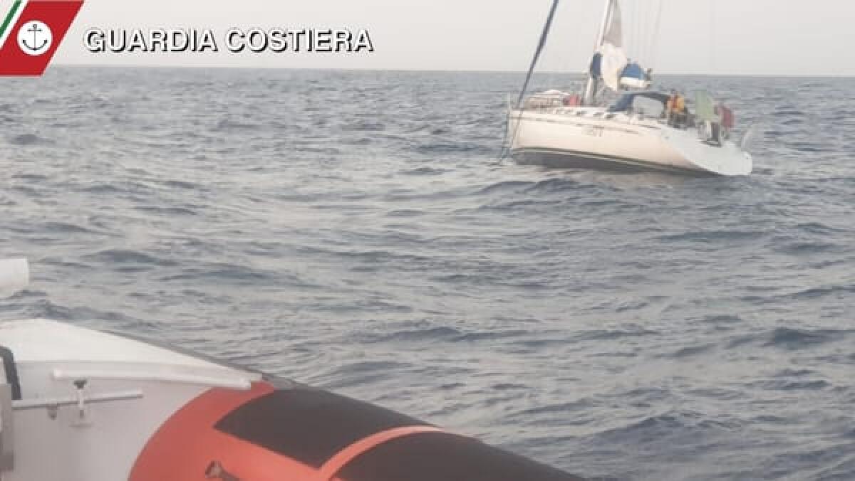 CATANIA: LA CAPITANERIA SALVA TRE PERSONE SU UNA BARCA A VELA ALLA DERIVA - 