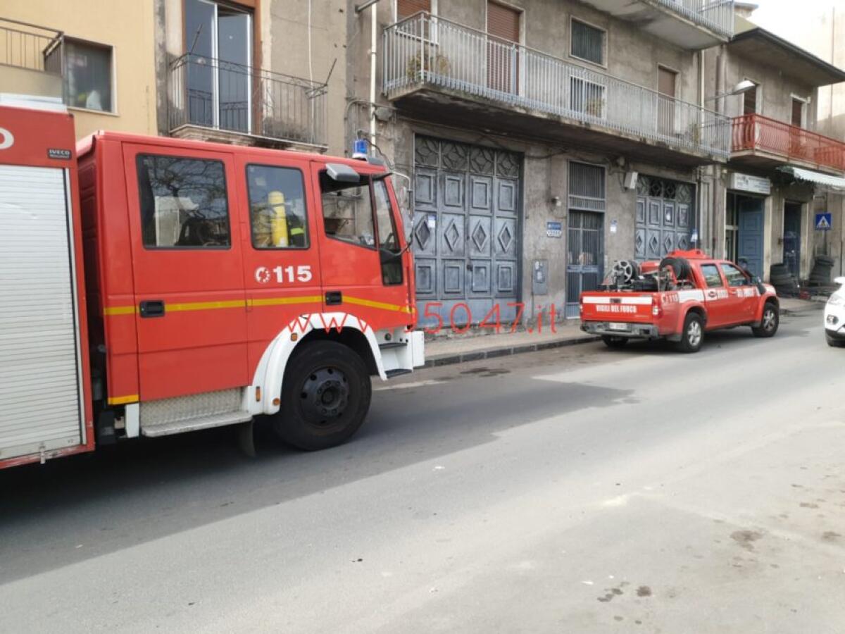 PATERNO': INCENDIO IN CASA, I VIGILI DEL FUOCO SALVANO DUE PERSONE INTOSSICATE DAL FUMO - 