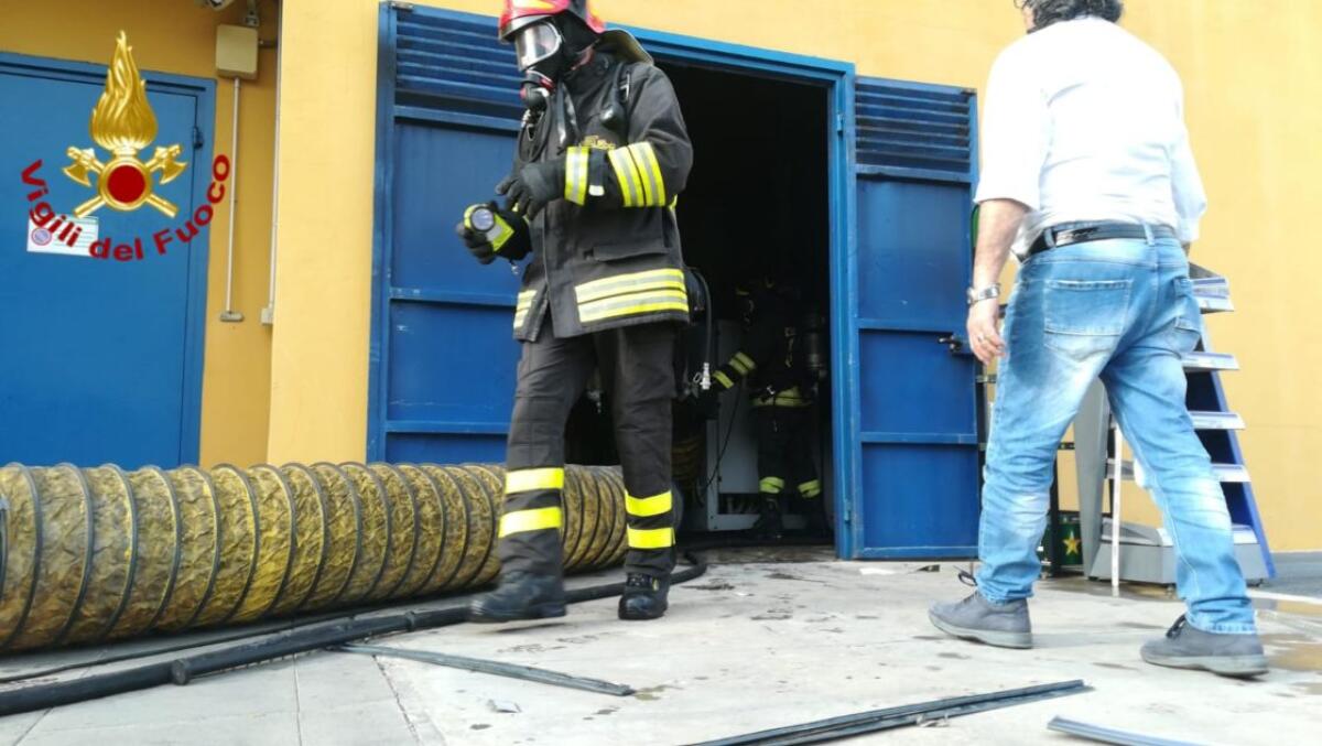 INCENDIO REFRIGERATORE AL CENTRO COMMERCIALE "I CICLOPI" DI ACIREALE - 