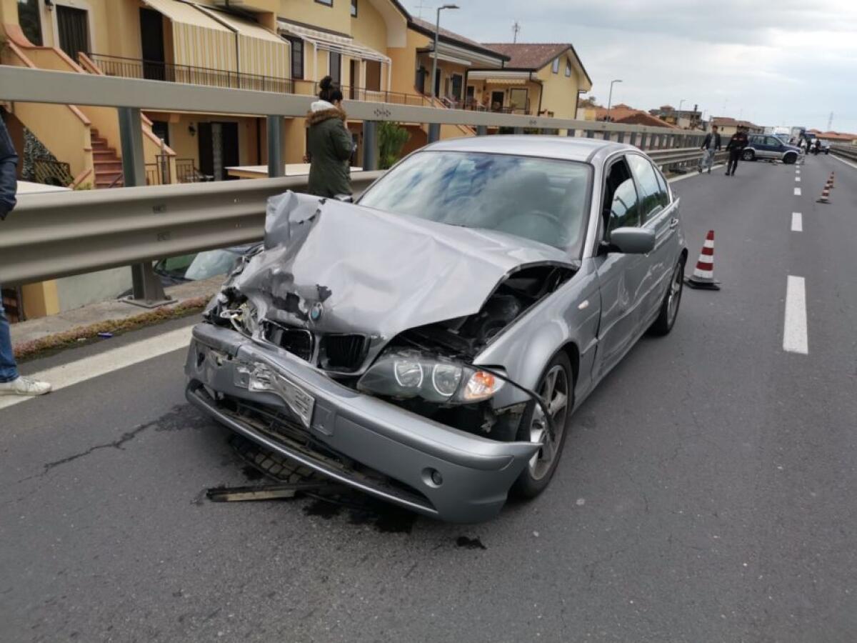 TAMPONAMENTO SULLA SS121, TRE FERITI - 