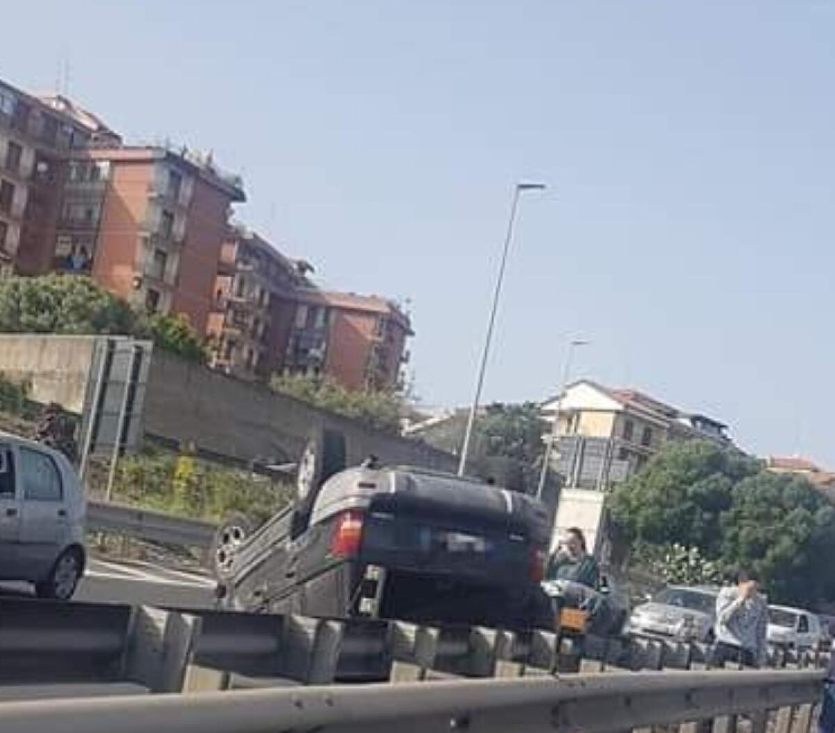 AUTO SI RIBALTA, CHIUSA TEMPORANEAMENTE L’AUTOSTRADA A18DIR DIRAMAZIONE DI CATANIA - 