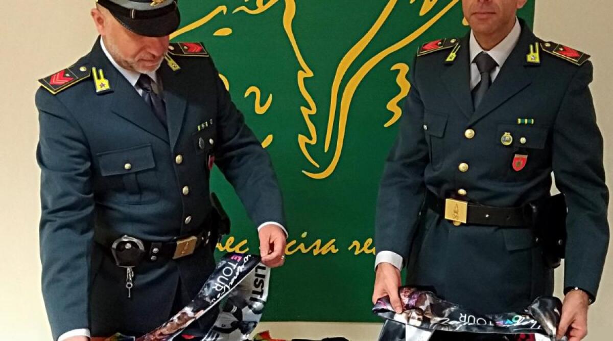 ACIREALE, CONCERTO THEGIORNALISTI: DENUNCIATI TRE VENDITORI CON GADGET CONTRAFFATTI - 