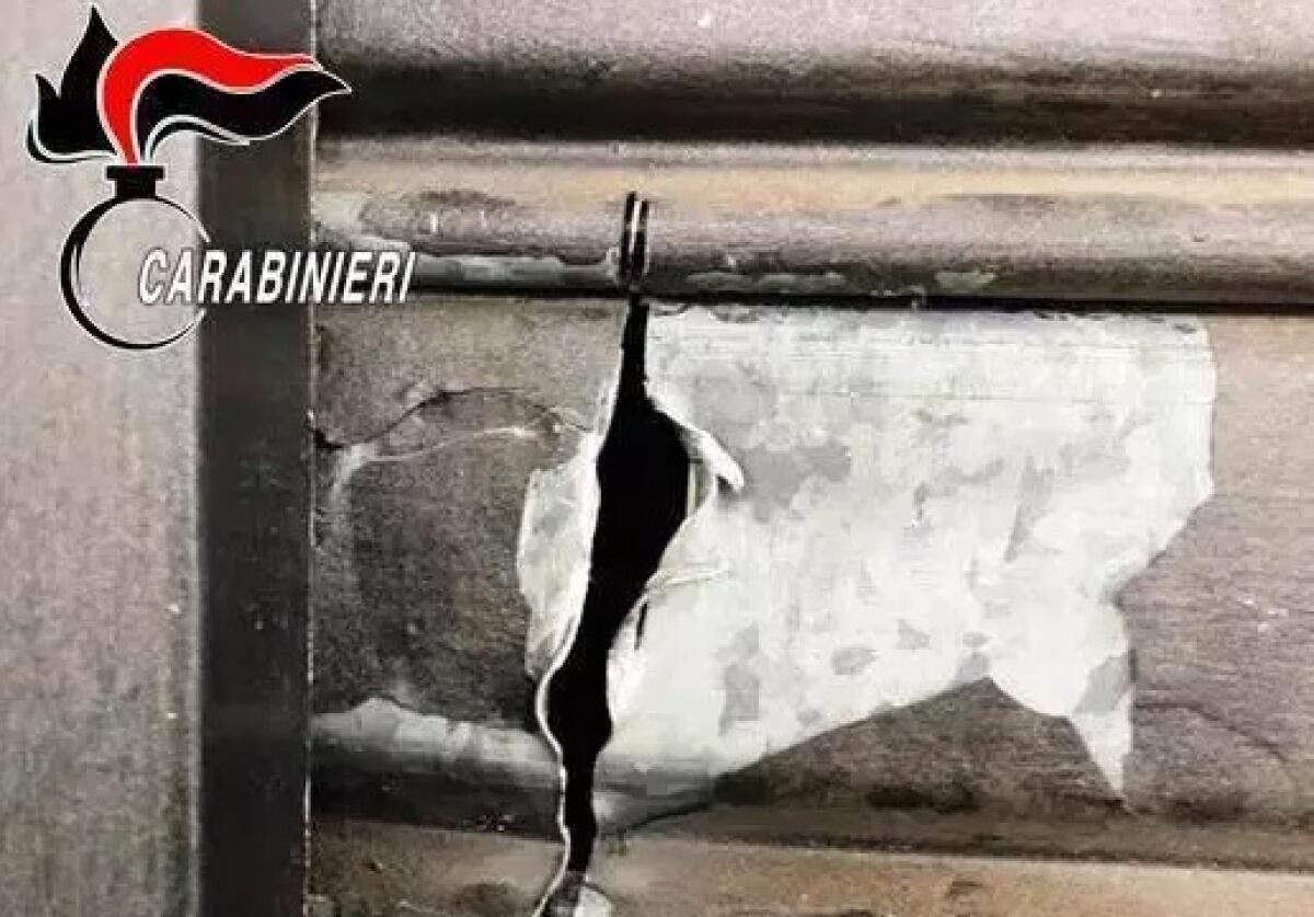 PATERNO': RUBA FURGONE E POI TENTA FURTO IN UN BAR: ARRESTATO - 