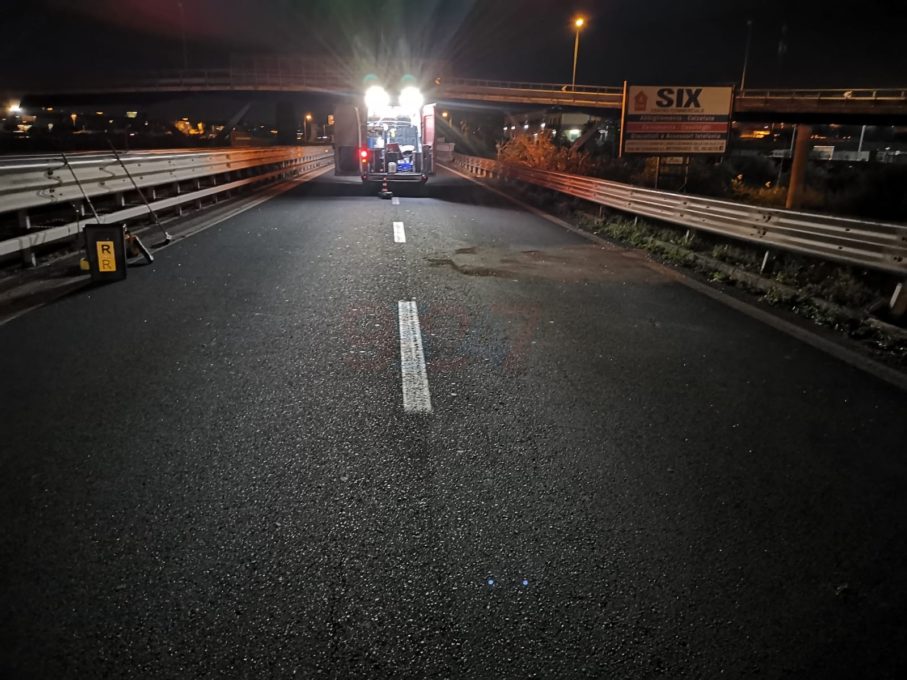 INCIDENTE NELLA NOTTE SULLA SS121, PERDE IL CONTROLLO DELL'AUTO E SI RIBALTA