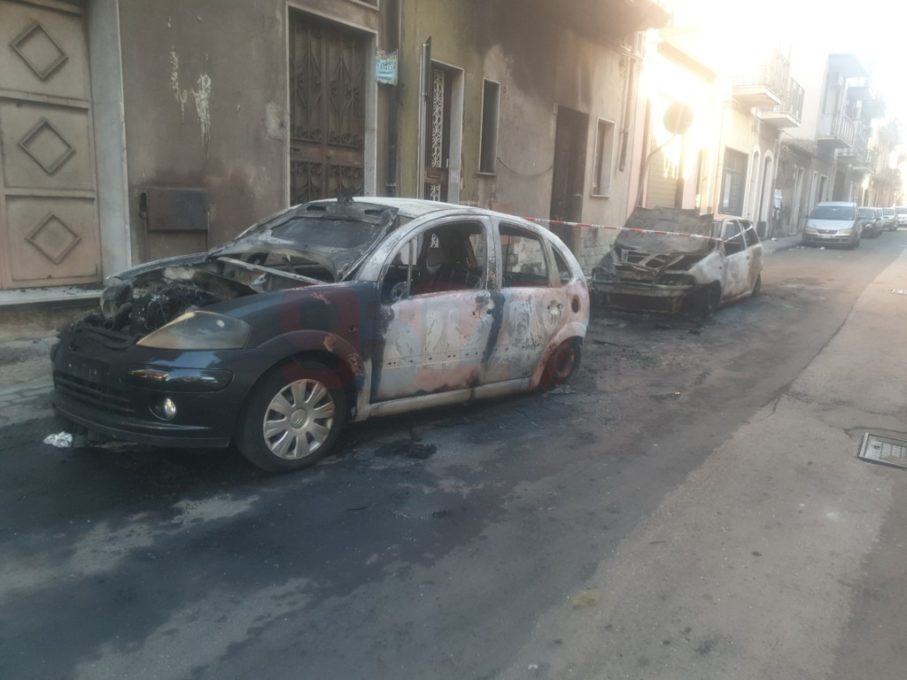 PATERNO': DUE AUTO IN FIAMME NELLA NOTTE