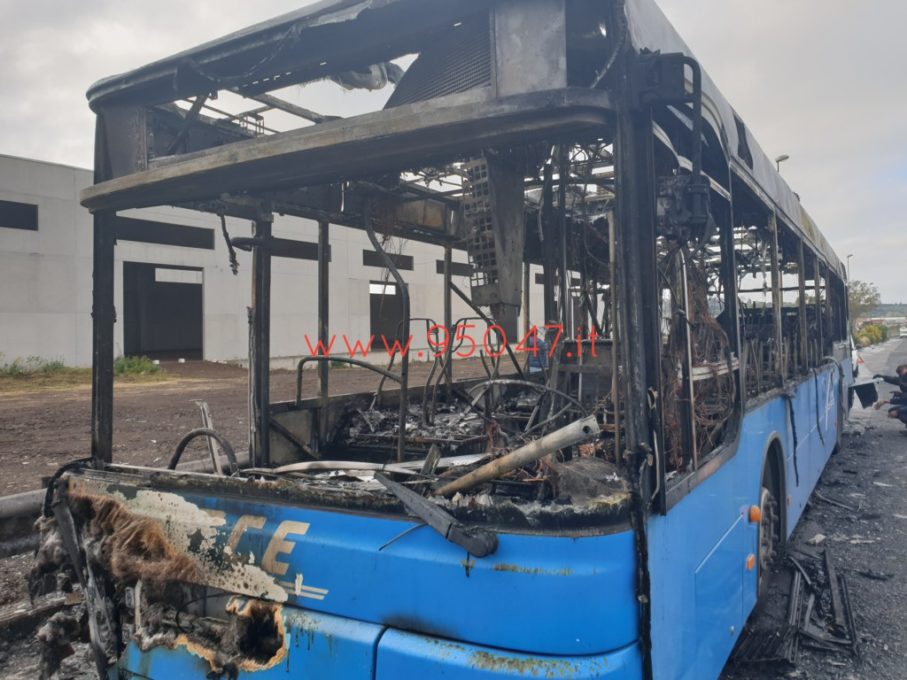AUTOBUS IN FIAMME A PIANO TAVOLA