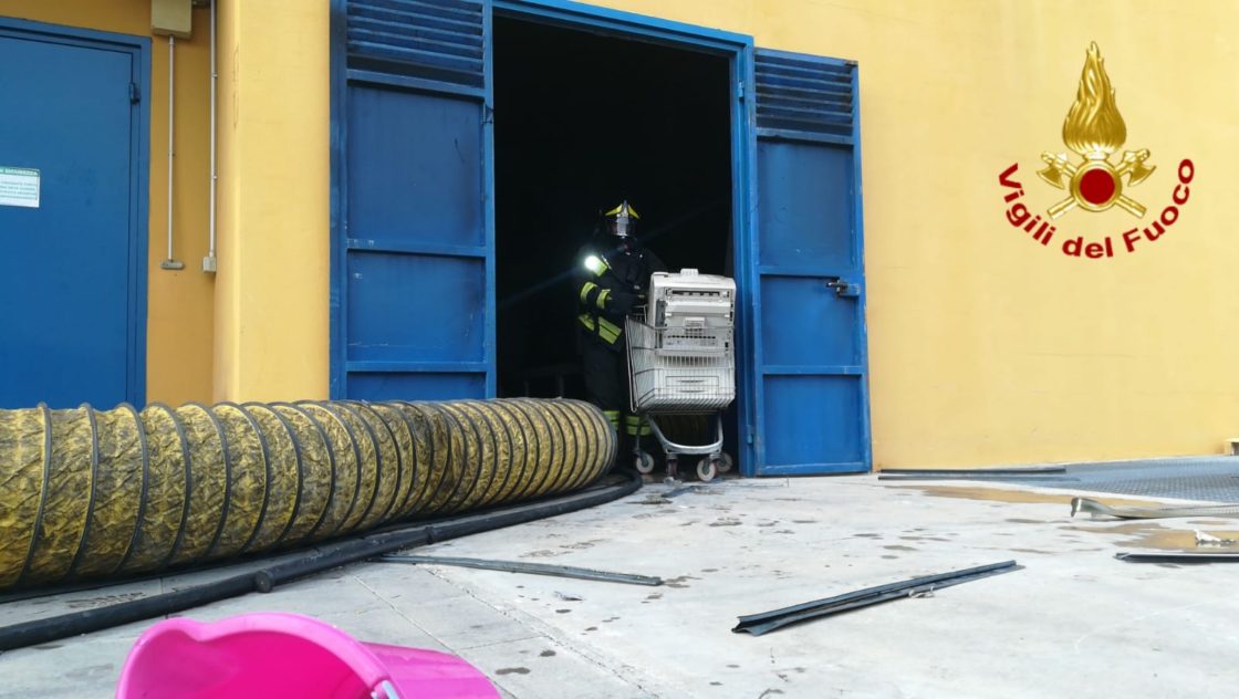 INCENDIO REFRIGERATORE AL CENTRO COMMERCIALE "I CICLOPI" DI ACIREALE