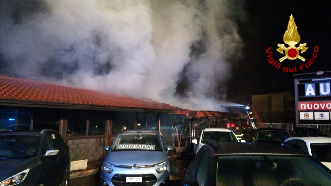 ACIREALE: VASTO INCENDIO QUESTA NOTTE IN UN AUTOSALONE