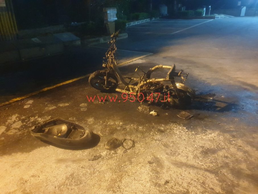 PATERNO': PAURA PER SCOOTER IN FIAMME - LE FOTO