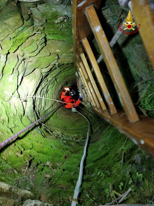 CALTAGIRONE, VIGILI DEL FUOCO SALVANO CAPRA FINITA DENTRO UN POZZO