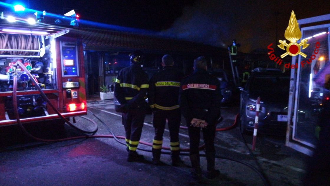ACIREALE: VASTO INCENDIO QUESTA NOTTE IN UN AUTOSALONE