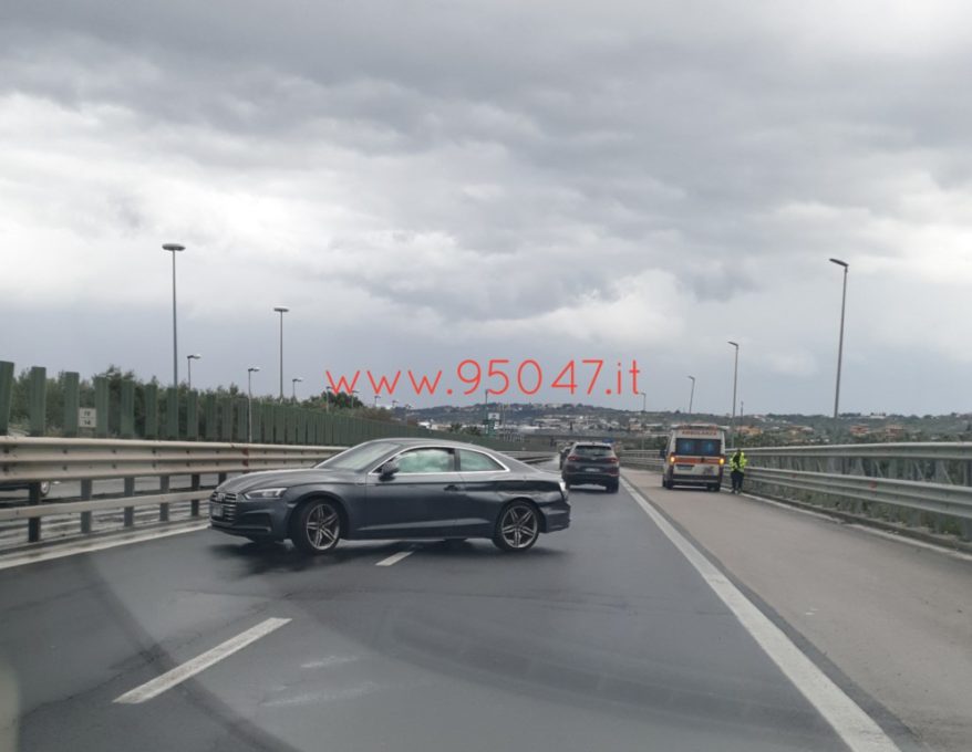 INCIDENTE SULLA SS121 AUTO SBANDA E FINISCE IN MEZZO ALLA CARREGGIATA