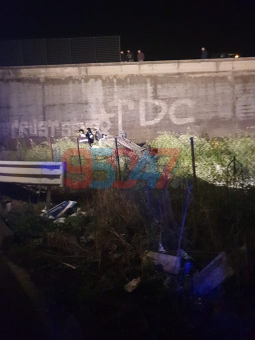 PAUROSO INCIDENTE SULLA SS121, UN AUTO CAPOVOLTA ED UNA NELLA SCARPATA
