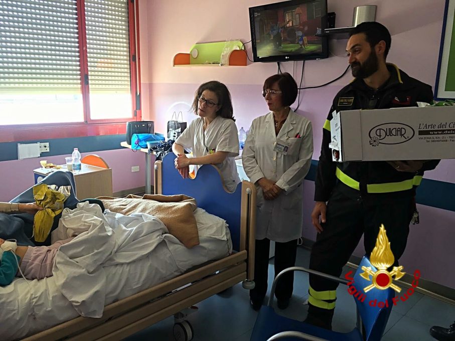 CATANIA: I VIGILI DEL FUOCO PORTANO LE UOVA PASQUALI AI BAMBINI RICOVERATI